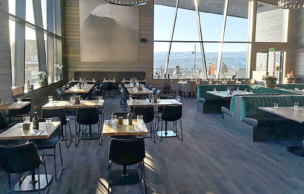 Vindskjerming og levegger i meget solid aluminium og herdet glass fra Sitting Scandinavia